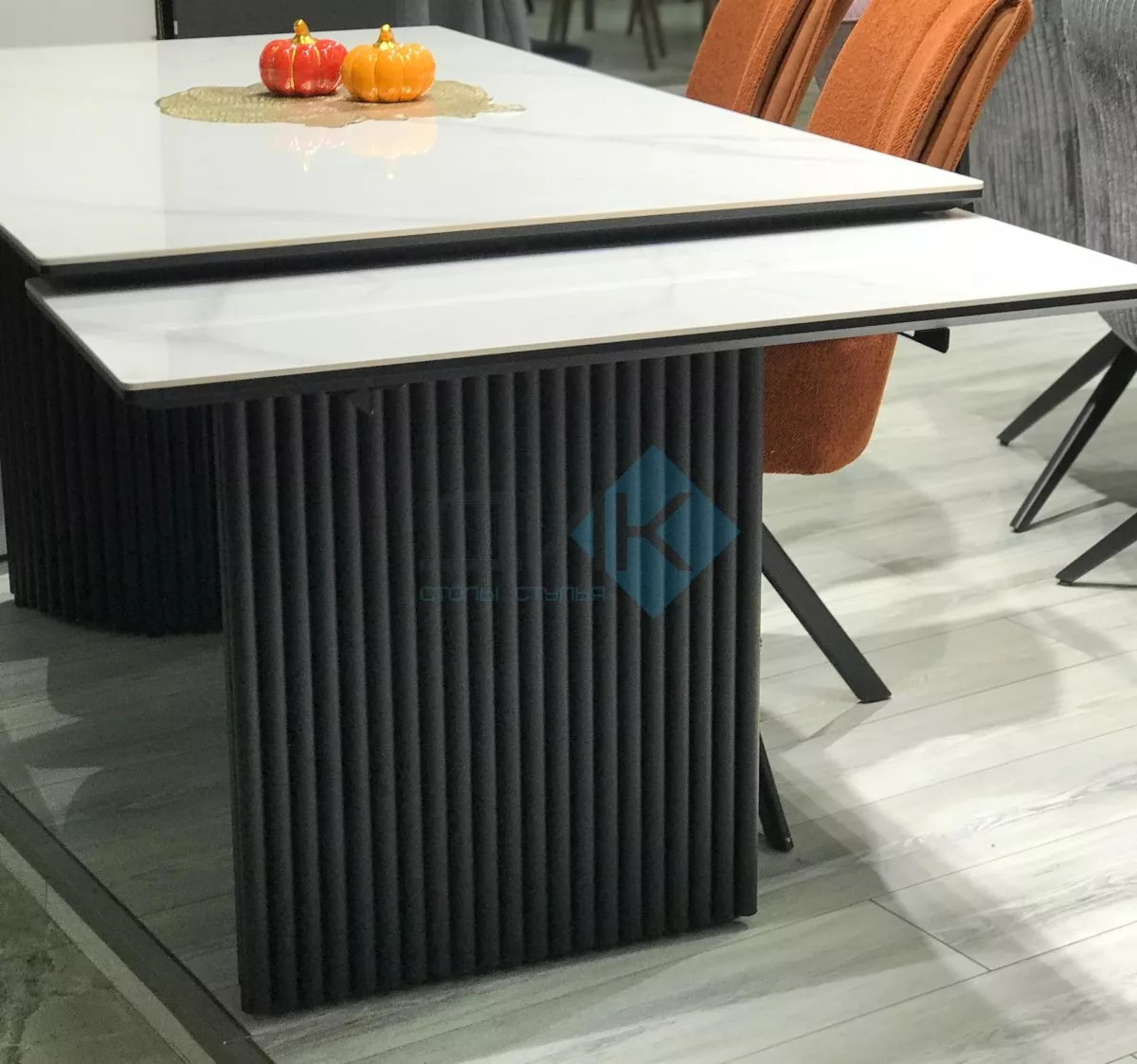 Стол DikLine IKD160 Керамика Carrara Gloss (мрамор глянец белый)/подстолье черное Образец в салоне ТЦ Гранд Химки