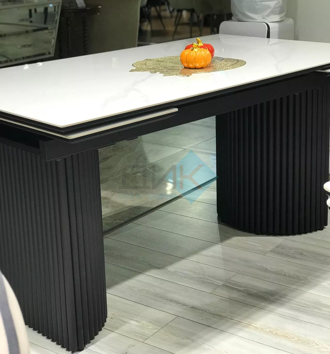 Стол DikLine IKD160 Керамика Carrara Gloss (мрамор глянец белый)/подстолье черное Образец в салоне ТЦ Гранд Химки
