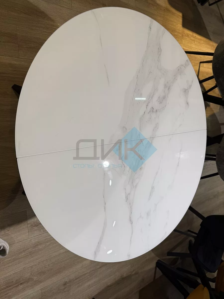 Стол DikLine SFC110 d1100 стекло Оптивайт Белый мрамор/опоры черные Образец в салоне ТЦ Авиапарк