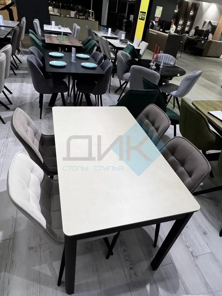 Стол DikLine DKQ120 Керамика матовый бежевый (light yellow)/опоры черные Образец в салоне ТЦ Румер