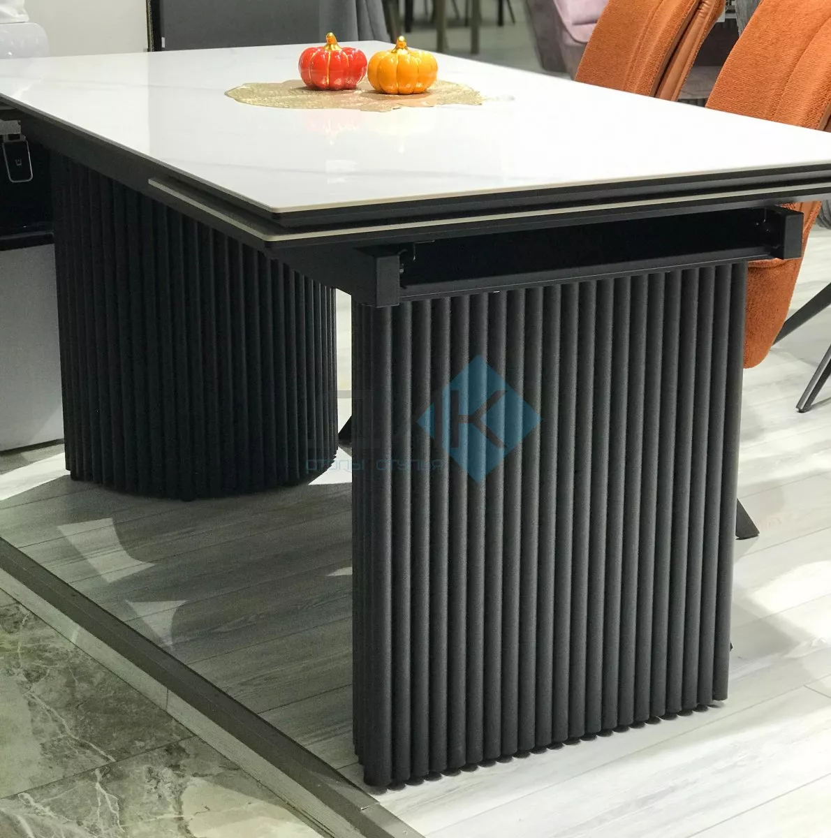 Стол DikLine IKD160 Керамика Carrara Gloss (мрамор глянец белый)/подстолье черное Образец в салоне ТЦ Гранд Химки