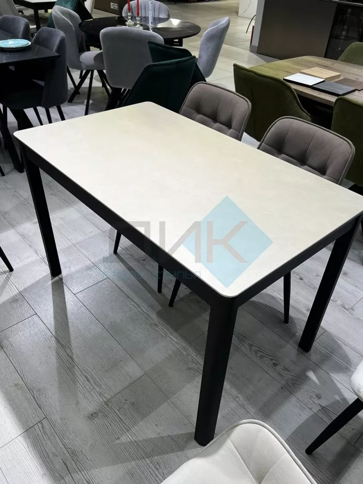 Стол DikLine DKQ120 Керамика матовый бежевый (light yellow)/опоры черные Образец в салоне ТЦ Румер