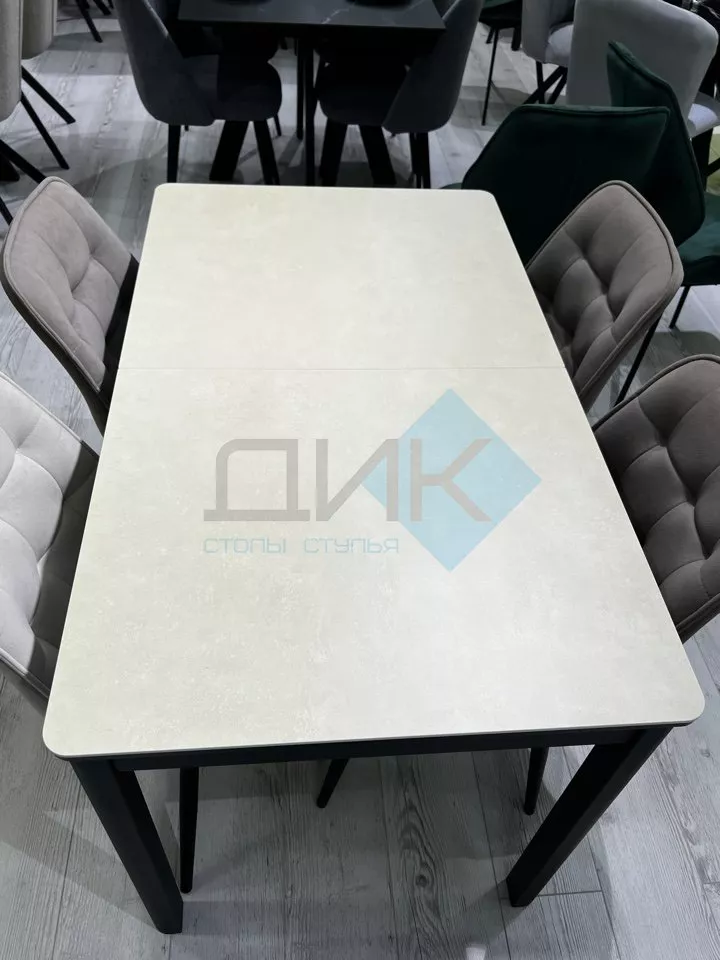 Стол DikLine DKQ120 Керамика матовый бежевый (light yellow)/опоры черные Образец в салоне ТЦ Румер