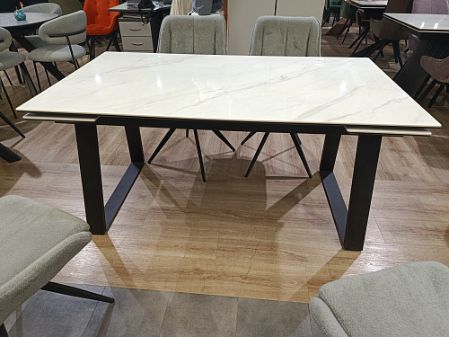 Стол DikLine DKZ160 Керамика Tianshan White (белый полуглянец)/опоры черные Образец в салоне ТЦ Авиапарк