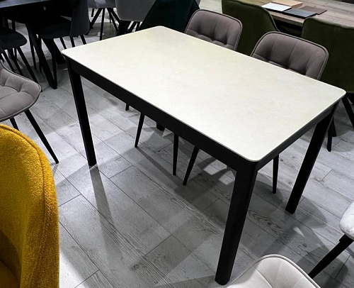 Стол DikLine DKQ120 Керамика матовый бежевый (light yellow)/опоры черные Образец в салоне ТЦ Румер